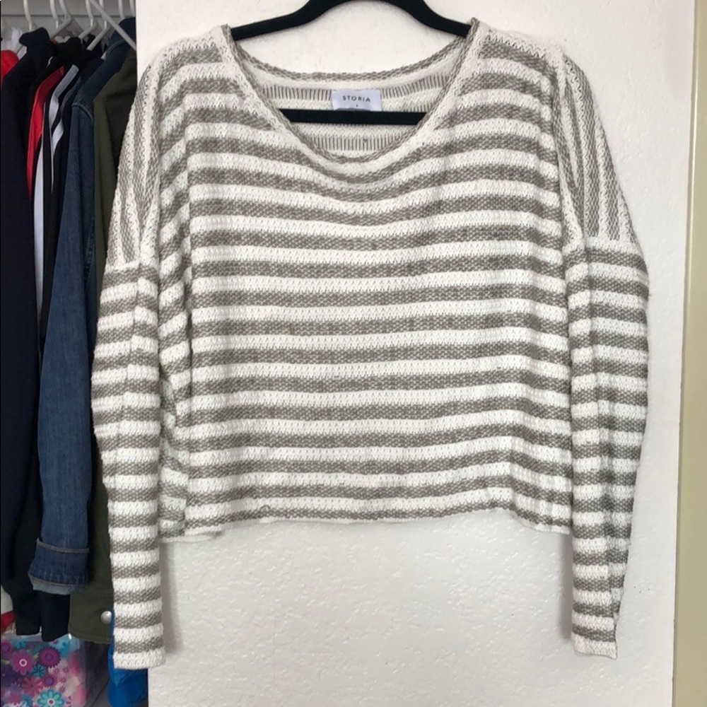 Cropped stripped white and grey sweater
